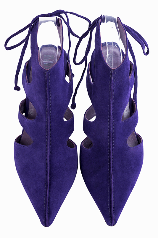 Chaussure femme à brides : Chaussure arrière ouvert avec une bride sur le cou-de-pied couleur violet outremer. Bout pointu. Talon haut bobine. Vue du dessus - Florence KOOIJMAN