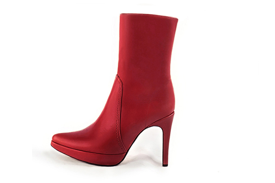 Boots femme : Boots fermeture éclair à l'intérieur couleur rouge coquelicot. Bout effilé. Talon très haut fin. Plateforme à l'avant. Vue de profil - Florence KOOIJMAN