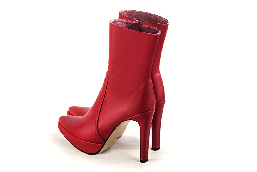 Boots femme : Boots fermeture éclair à l'intérieur couleur rouge coquelicot. Bout effilé. Talon très haut fin. Plateforme à l'avant. Vue arrière - Florence KOOIJMAN