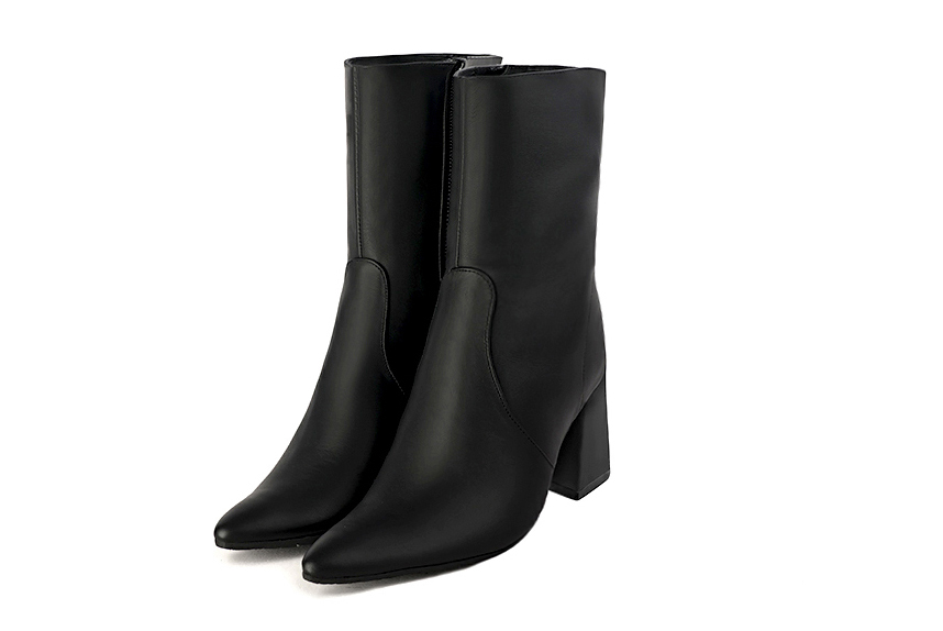 Boots femme : Boots fermeture éclair à l'intérieur couleur noir satiné. Bout effilé. Talon mi-haut évasé Vue avant - Florence KOOIJMAN