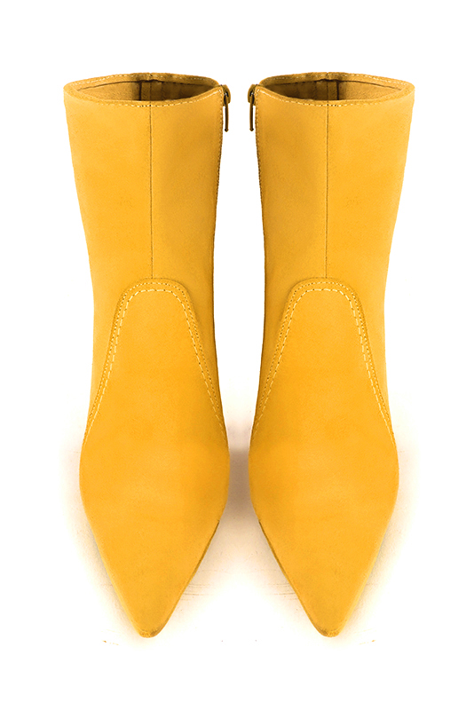 Boots femme : Boots fermeture éclair à l'intérieur couleur jaune soleil. Bout pointu. Talon haut fin. Vue du dessus - Florence KOOIJMAN