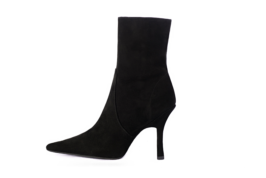 Bottines élégantes et raffinées avec une fermeture éclair à l'intérieur, coloris noir mat. Bout pointu. Très haut. Talon bobine. Personnalisation : Choix des cuirs, des couleurs et des talons. Cou-de-pied sur mesure. - Florence KOOIJMAN