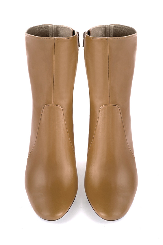 Bottines élégantes et raffinées avec une fermeture éclair à l'intérieur, coloris beige camel. Bout rond. Haut. Talon bottier. Personnalisation : Choix des cuirs, des couleurs et des talons. Cou-de-pied sur mesure. - Florence KOOIJMAN