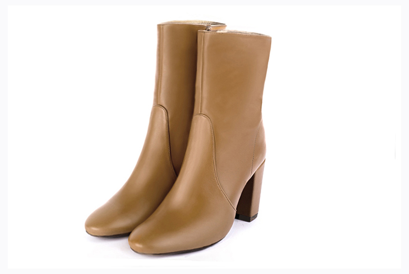 Bottines élégantes et raffinées avec une fermeture éclair à l'intérieur, coloris beige camel. Bout rond. Haut. Talon bottier. Personnalisation : Choix des cuirs, des couleurs et des talons. Cou-de-pied sur mesure. - Florence KOOIJMAN