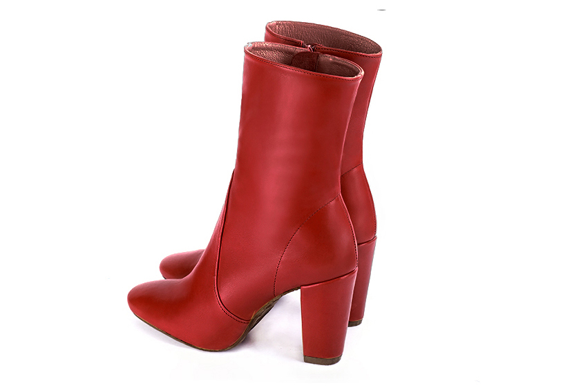 Boots femme : Boots fermeture éclair à l'intérieur couleur rouge coquelicot. Bout rond. Talon haut bottier. Vue arrière - Florence KOOIJMAN
