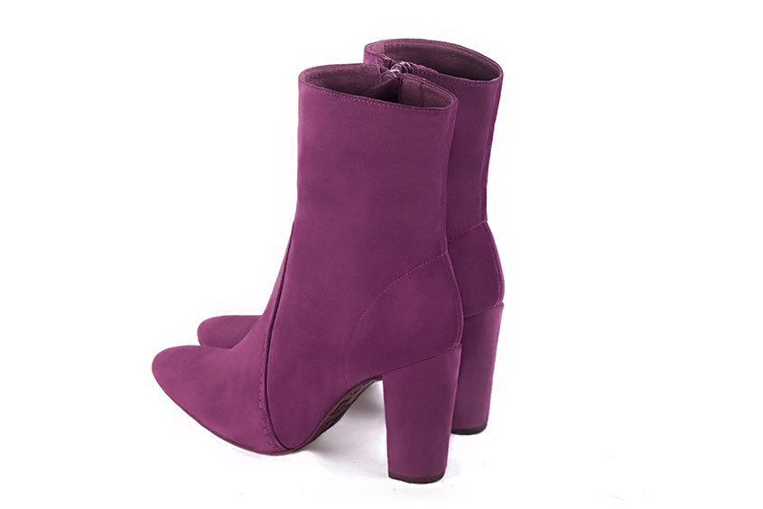 Boots femme : Boots fermeture éclair à l'intérieur couleur violet myrtille. Bout rond. Talon haut bottier. Vue arrière - Florence KOOIJMAN