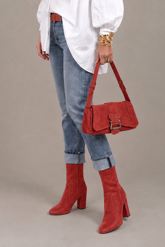 Bottines avec un zip intérieur pour femme en cuir rouge avec bout rond et talon bottier de 8.5 cm - Vue porté