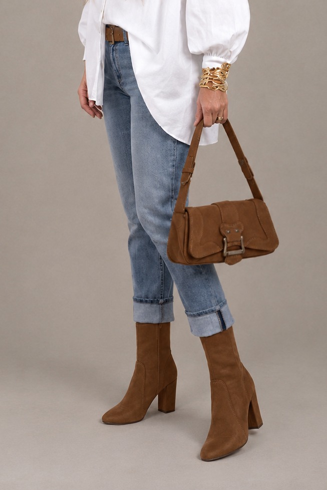 Bottines avec un zip intérieur pour femme en cuir cognac avec bout rond et talon bottier de 8.5 cm - Vue porté