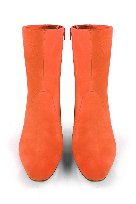 Boots femme : Boots fermeture éclair à l'intérieur couleur orange clémentine. Bout carré. Talon mi-haut bottier. Vue du dessus - Florence KOOIJMAN