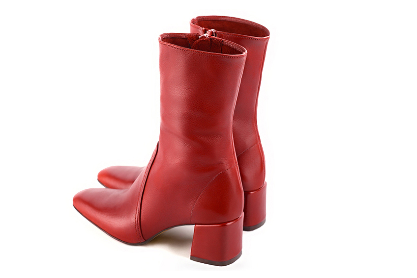 Boots femme : Boots fermeture éclair à l'intérieur couleur rouge coquelicot. Bout carré. Talon mi-haut bottier. Vue arrière - Florence KOOIJMAN