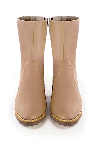 Boots femme : Boots fermeture éclair à l'intérieur couleur beige sahara. Bout rond. Semelle gomme talon plat. Vue du dessus - Florence KOOIJMAN