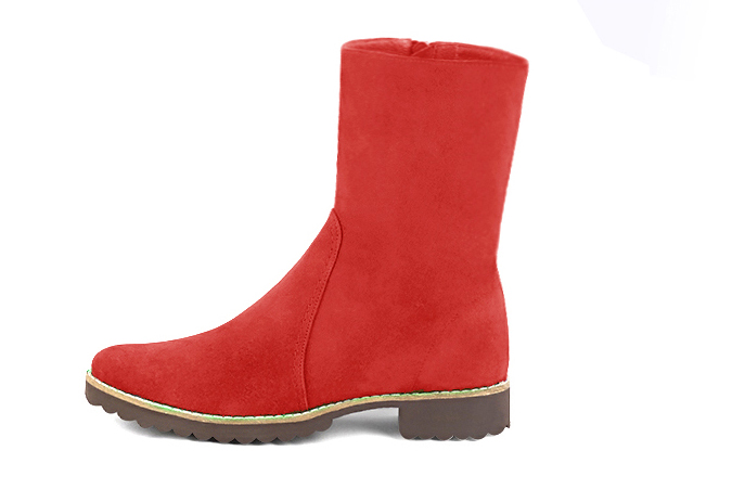 Boots femme : Boots fermeture éclair à l'intérieur couleur rouge coquelicot. Bout rond. Semelle gomme talon plat. Vue de profil - Florence KOOIJMAN