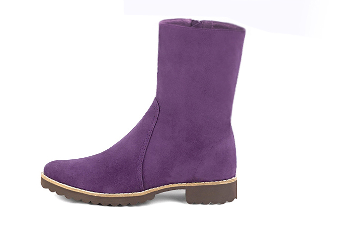 Boots femme : Boots fermeture éclair à l'intérieur couleur violet améthyste. Bout rond. Semelle gomme talon plat. Vue de profil - Florence KOOIJMAN