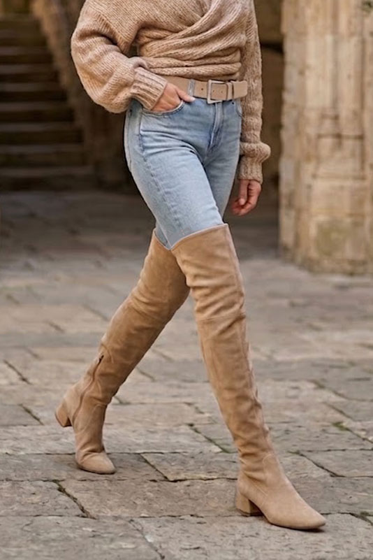 Cuissardes habillées femme sur mesure cuir beige sahara à talon évasé de 4.5 cm et bout rond - Vue porté