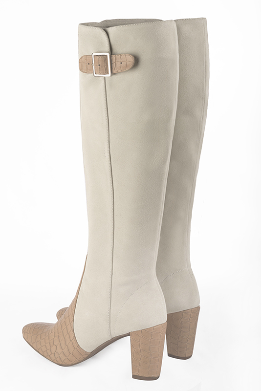 Botte femme : Bottes femme avec des boucles sur mesures couleur beige sahara et blanc cassé. Bout rond. Talon haut bottier. Vue arrière - Florence KOOIJMAN