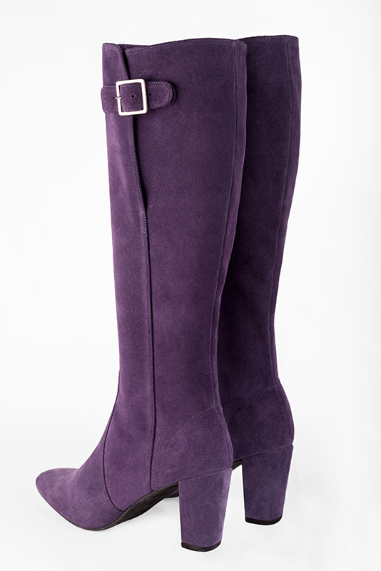 Bottes femme élégantes et raffinées, avec des boucles, réalisées sur mesure, coloris violet améthyste. Bout rond. Haut. Talon bottier. Mollets fins ou larges. Personnalisation : Choix des cuirs, des couleurs et des talons. - Florence KOOIJMAN
