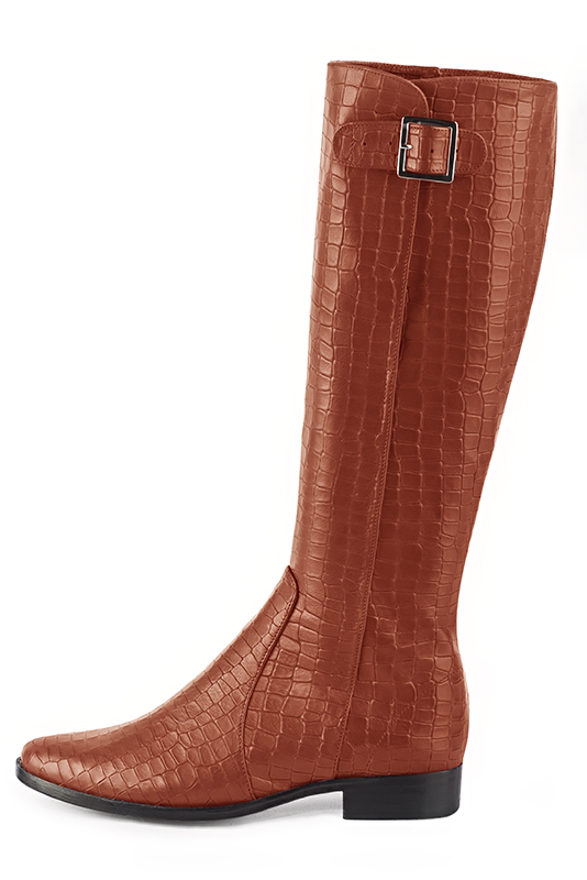 Bottes femme élégantes et raffinées, avec des boucles, réalisées sur mesure, coloris orange safran. Bout rond. Semelle cuir talon plat. Mollets fins ou larges. Personnalisation : Choix des cuirs, des couleurs et des talons. - Florence KOOIJMAN