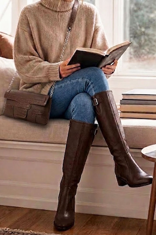 Petit sac baguette habillé femme en cuir marron ébène - Vue porté