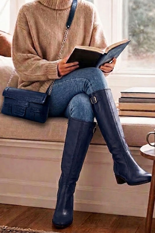 Petit sac baguette habillé femme en cuir bleu marine - Vue porté