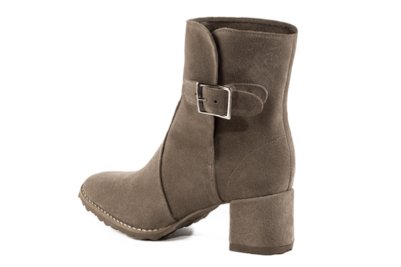 Bottines élégantes et raffinées avec des boucles sur le côté, coloris beige mastic. Bout rond. Talon mi-haut bottier. Personnalisation : Choix des cuirs, des couleurs et des talons. Cou-de-pied sur mesure. - Florence KOOIJMAN