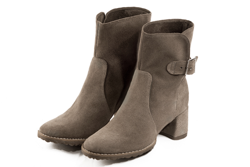Bottines élégantes et raffinées avec des boucles sur le côté, coloris beige mastic. Bout rond. Talon mi-haut bottier. Personnalisation : Choix des cuirs, des couleurs et des talons. Cou-de-pied sur mesure. - Florence KOOIJMAN