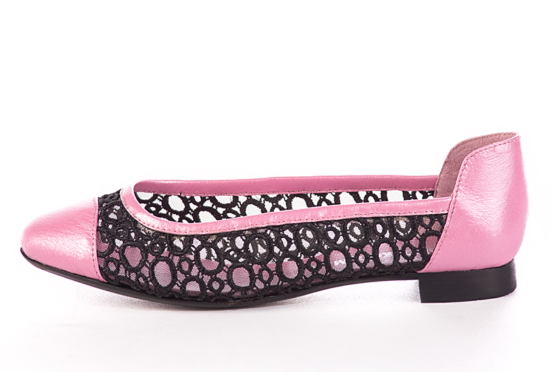 Ballerines habillées, élégantes et raffinées, avec un petit talon, coloris rose pétunia et noir mat. Bout rond. Semelle cuir talon plat. Personnalisation : Choix des cuirs, des couleurs et des talons. Petites et grandes pointures. - Florence KOOIJMAN