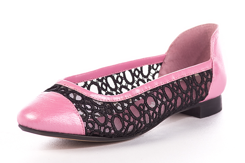 Ballerines habillées, élégantes et raffinées, avec un petit talon, coloris rose pétunia et noir mat. Bout rond. Semelle cuir talon plat. Personnalisation : Choix des cuirs, des couleurs et des talons. Petites et grandes pointures. - Florence KOOIJMAN