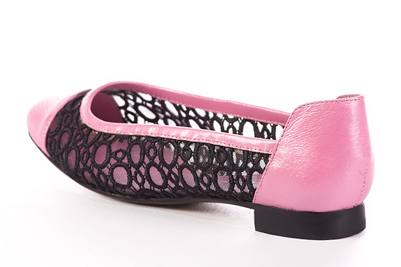 Ballerine : Ballerine avec un petit talon couleur rose pétunia et noir mat. Bout rond. Semelle cuir talon plat. Vue arrière - Florence KOOIJMAN