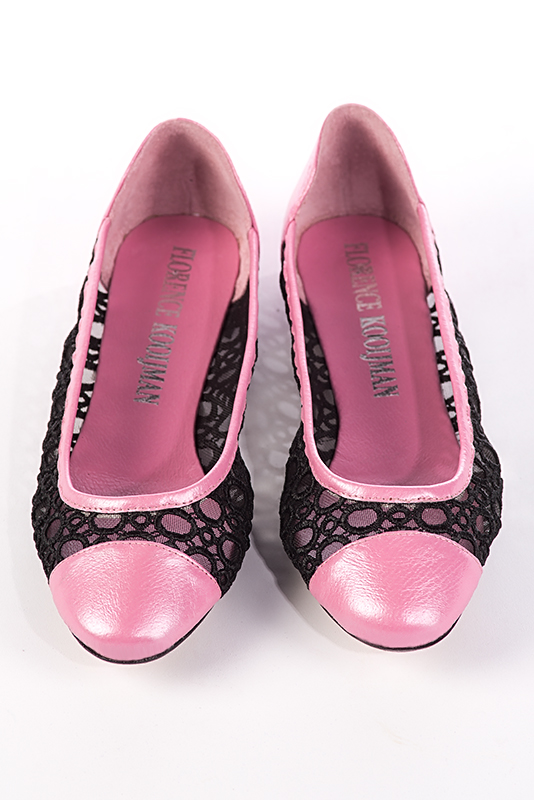 Ballerines habillées, élégantes et raffinées, avec un petit talon, coloris rose pétunia et noir mat. Bout rond. Semelle cuir talon plat. Personnalisation : Choix des cuirs, des couleurs et des talons. Petites et grandes pointures. - Florence KOOIJMAN
