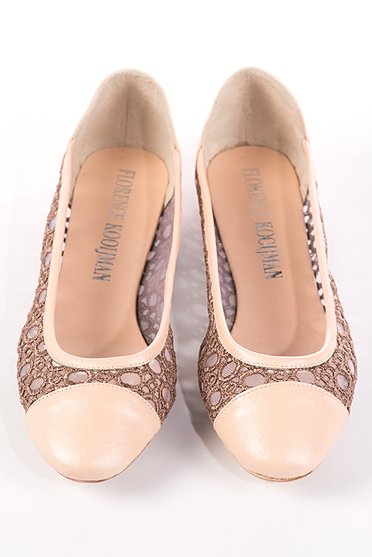 Ballerine : Ballerine avec un petit talon couleur rose poudré et marron taupe. Bout rond. Semelle cuir talon plat. Vue du dessus - Florence KOOIJMAN