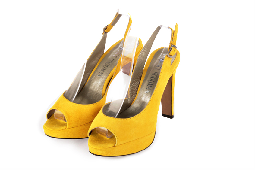 Sandales élégantes et raffinées pour soirées et cérémonies, coloris jaune soleil. Bout rond. Très haut. Talon fin. Plateforme à l'avant. Cérémonie, soirée, cocktail, évènementiel. Personnalisation : Choix des cuirs, 
                des couleurs et des talons. Petites et grandes pointures. - Florence KOOIJMAN