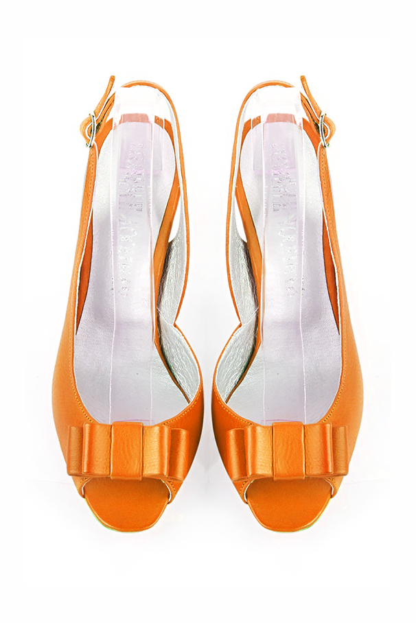 Sandales élégantes et raffinées pour soirées et cérémonies, coloris orange abricot. Bout rond. Haut. Talon fin. Cérémonie, soirée, cocktail, évènementiel. Personnalisation : Choix des cuirs, 
                des couleurs et des talons. Petites et grandes pointures. - Florence KOOIJMAN