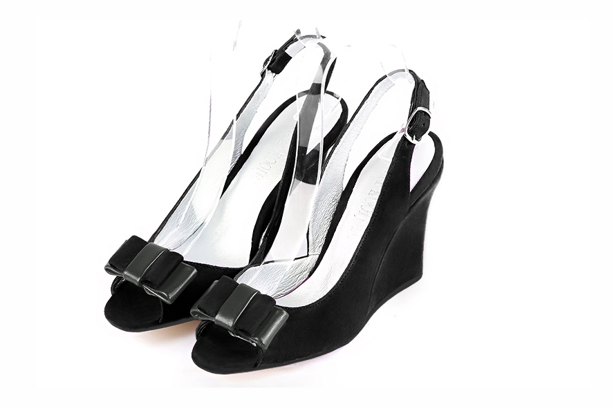 Sandales élégantes et raffinées pour soirées et cérémonies, coloris noir mat. Bout rond. Haut. Talon compensé. Cérémonie, soirée, cocktail, évènementiel. Personnalisation : Choix des cuirs, 
                des couleurs et des talons. Petites et grandes pointures. - Florence KOOIJMAN