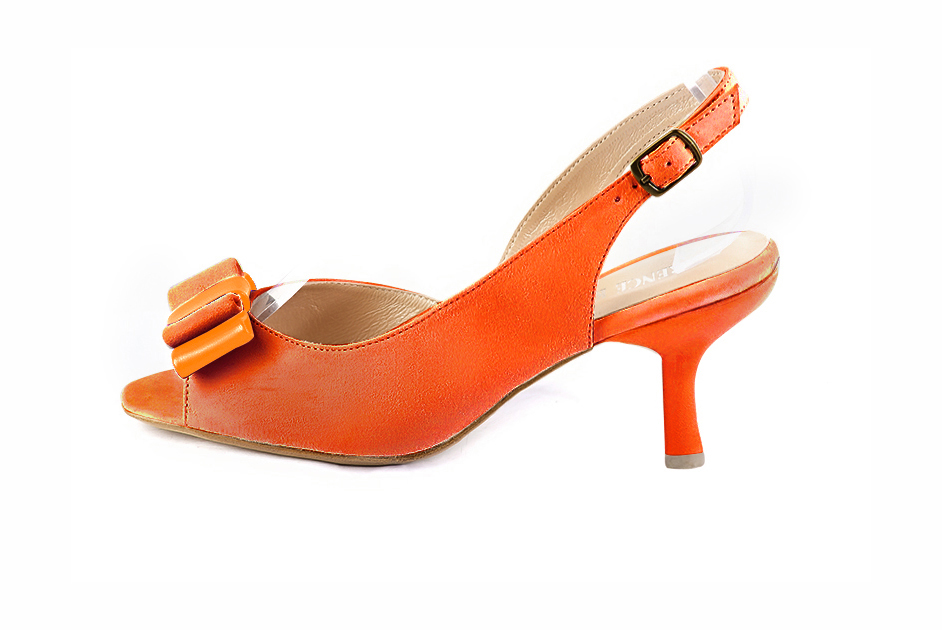 Sandales élégantes et raffinées pour soirées et cérémonies, coloris orange clémentine. Bout carré. Haut. Talon fin. Cérémonie, soirée, cocktail, évènementiel. Personnalisation : Choix des cuirs, 
                des couleurs et des talons. Petites et grandes pointures. - Florence KOOIJMAN