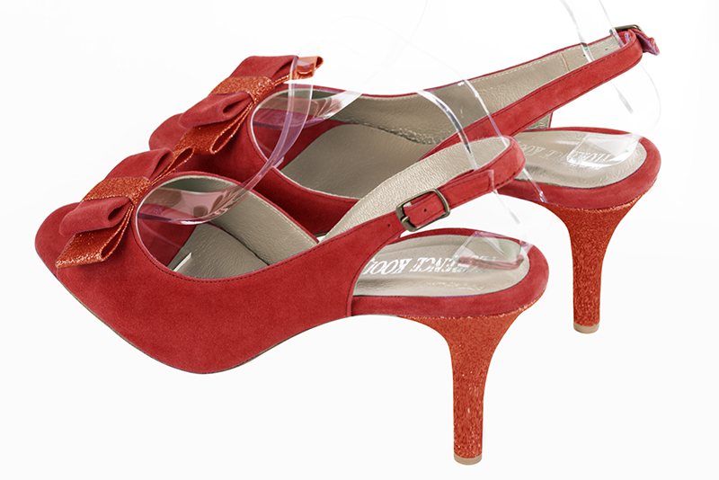 Sandale femme : Sandale soirées et cérémonies couleur rouge coquelicot. Bout rond. Talon haut fin. Vue arrière - Florence KOOIJMAN