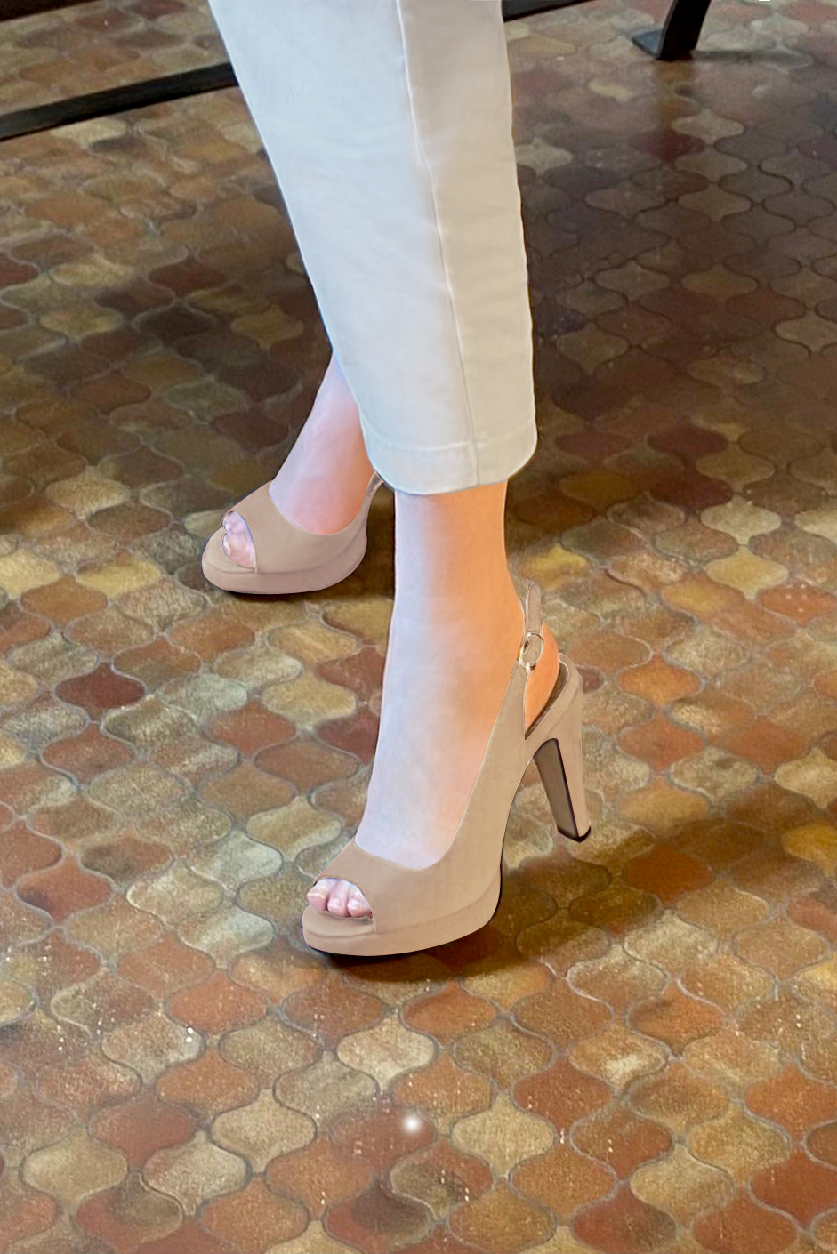 Sandales élégantes et raffinées pour soirées et cérémonies, coloris beige sahara. Bout rond. Très haut. Talon fin. Plateforme à l'avant. Cérémonie, soirée, cocktail, évènementiel. Personnalisation : Choix des cuirs, 
                des couleurs et des talons. Petites et grandes pointures. - Florence KOOIJMAN