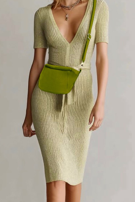 Petit sac bandoulière habillé femme en cuir vert pistache - Vue porté