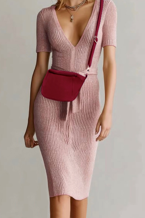 Petit sac à main habillé en cuir rouge bordeaux - Vue porté