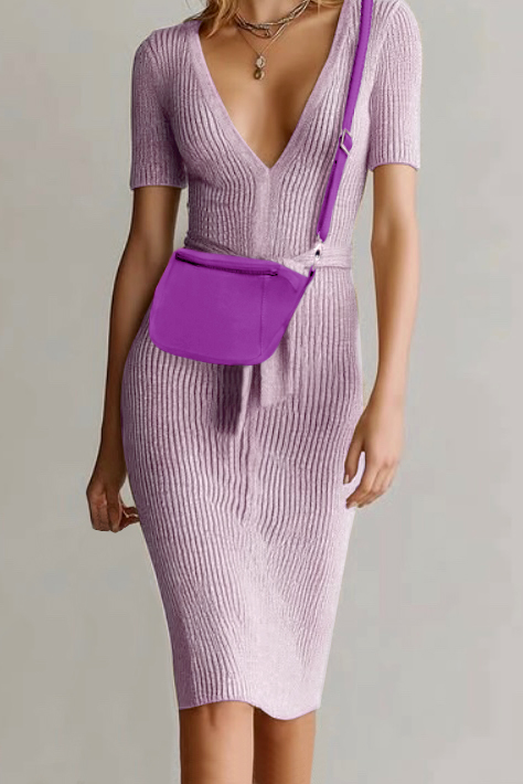 Petit sac bandoulière habillé femme en cuir violet mauve - Vue porté