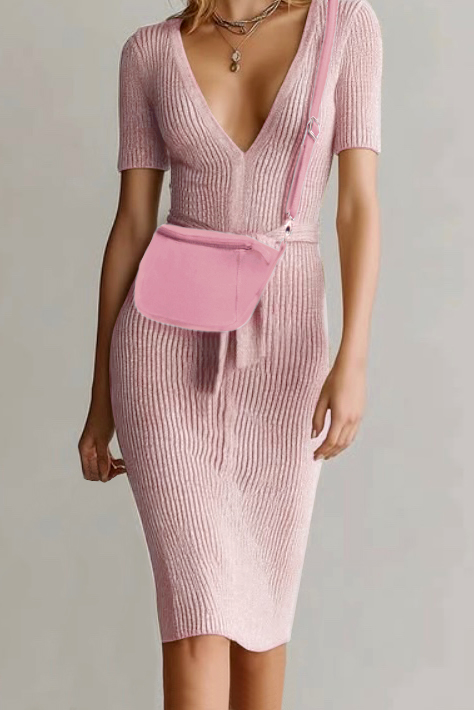 Petit sac à main habillé en cuir rose camélia - Vue porté