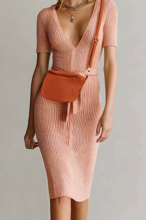 Petit sac bandoulière habillé femme en cuir orange corail - Vue porté