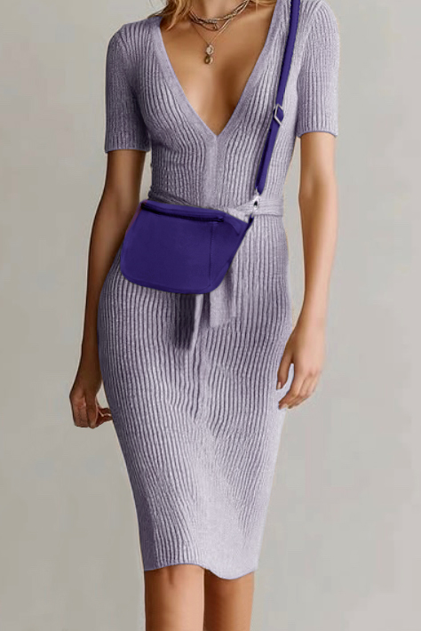 Petit sac à main habillé en cuir violet outremer - Vue porté