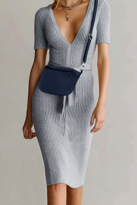 Petit sac à main habillé en cuir bleu marine - Vue porté