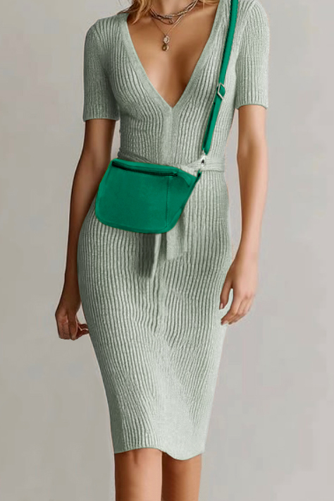 Petit sac bandoulière habillé femme en cuir vert émeraude - Vue porté
