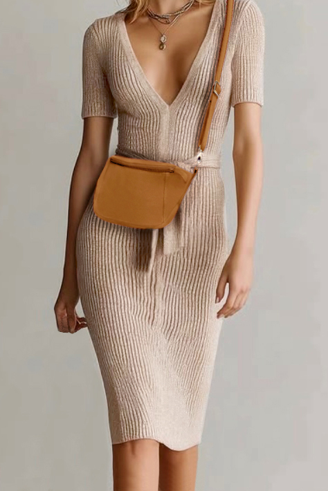 Petit sac bandoulière habillé femme en cuir beige camel - Vue porté