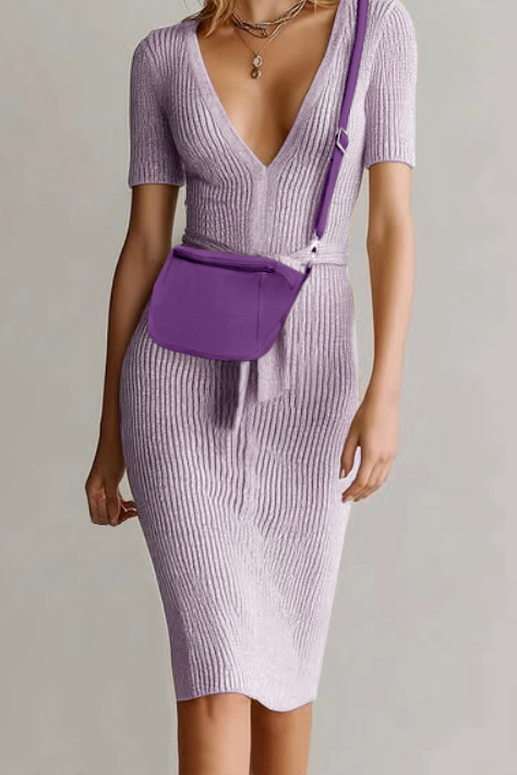 Petit sac à main habillé en cuir violet améthyste - Vue porté
