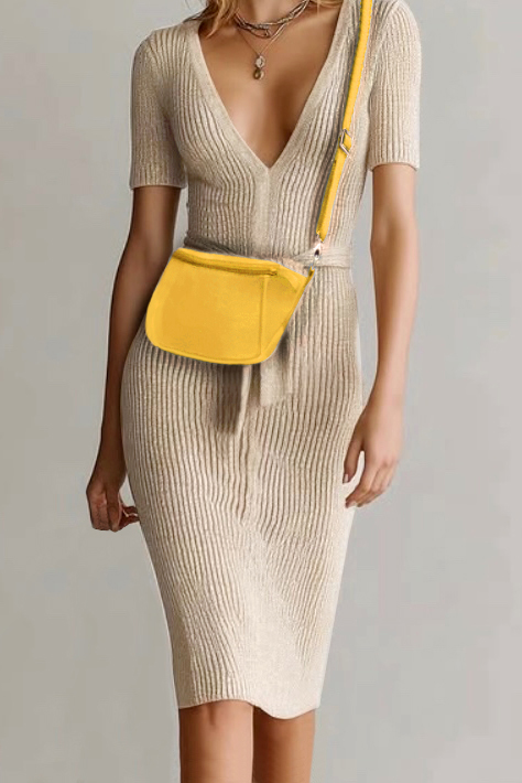 Petit sac bandoulière habillé femme en cuir jaune - Vue porté
