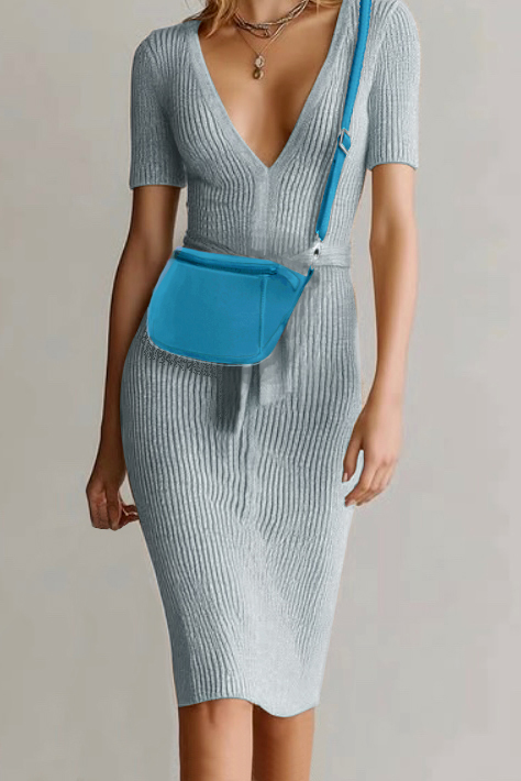 Petit sac à main habillé en cuir bleu turquoise - Vue porté