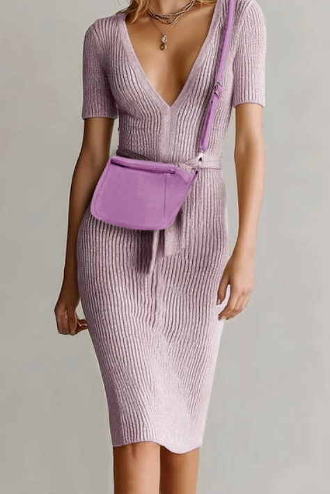 Petit sac à main habillé en cuir violet mauve - Vue porté