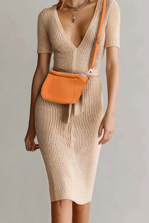 Petit sac à main habillé en cuir orange abricot - Vue porté